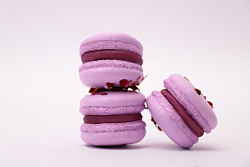 Пирожное воздушное макарон «Смородиновый»